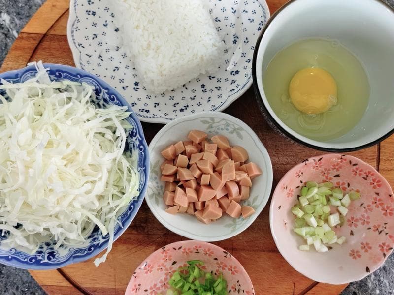 包菜火腿蛋炒饭：简单美味的家常炒饭