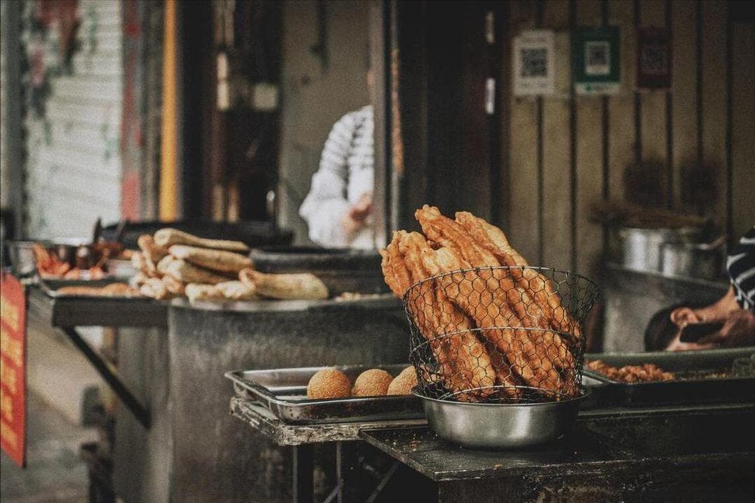 中国最受欢迎的10种小吃：从麻辣烫到羊肉泡馍
