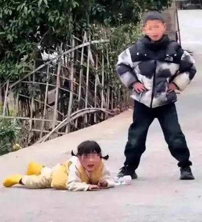 父母用自家娃打造"流量小孩"，行为边界在哪儿？
