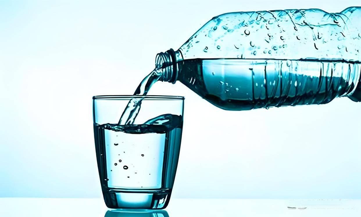 放了三年的矿泉水还能喝吗？三年之久的矿泉水安全饮用科学分析
