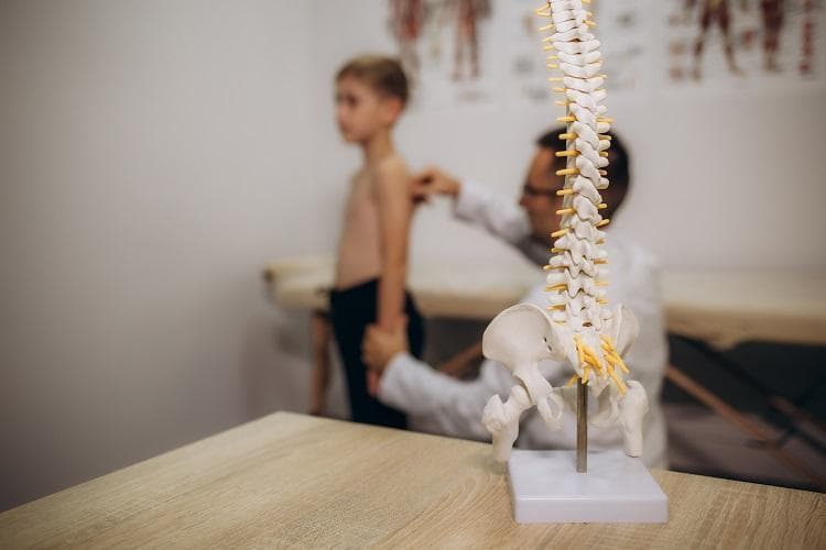 青少年脊柱侧弯不能忽视，这些方法助力孩子“挺直脊梁”