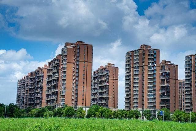 2025年，40万该买房还是存银行？DeepSeek深度剖析楼市真相