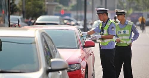 交警查车为何要摸车尾？三个原因关乎安全与执法