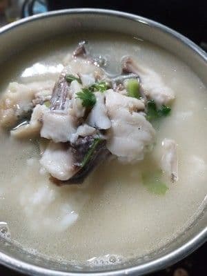 罗非鱼的两种美味做法：烤鱼片和鱼骨炖汤