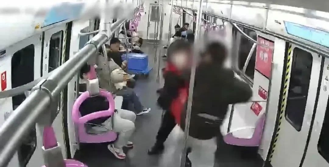 北京地铁座位纠纷致双方被拘，警方：互殴不构成正当防卫