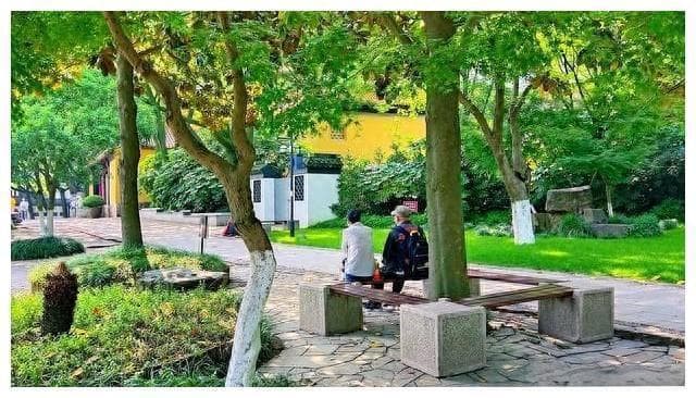 退休后聚会，“聪明”人能做到不抽二烟，少喝二酒，不说三话