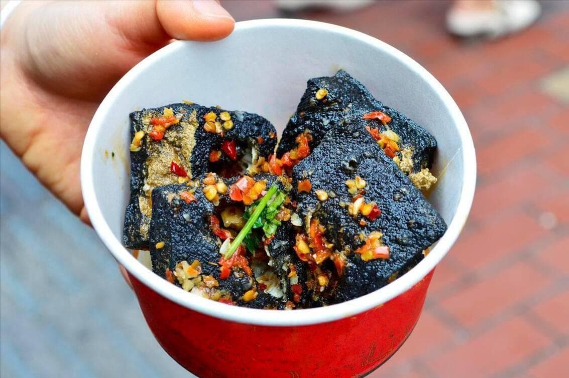 闻着臭，吃着香？臭豆腐真有那么好吃吗？网评褒贬不一，你怎么看