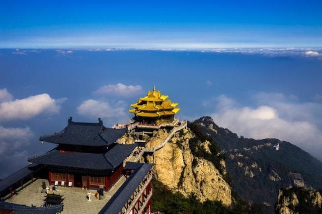 中国十大道教宫观洞府，洛阳老君山金顶老君庙（金殿）居第一位
