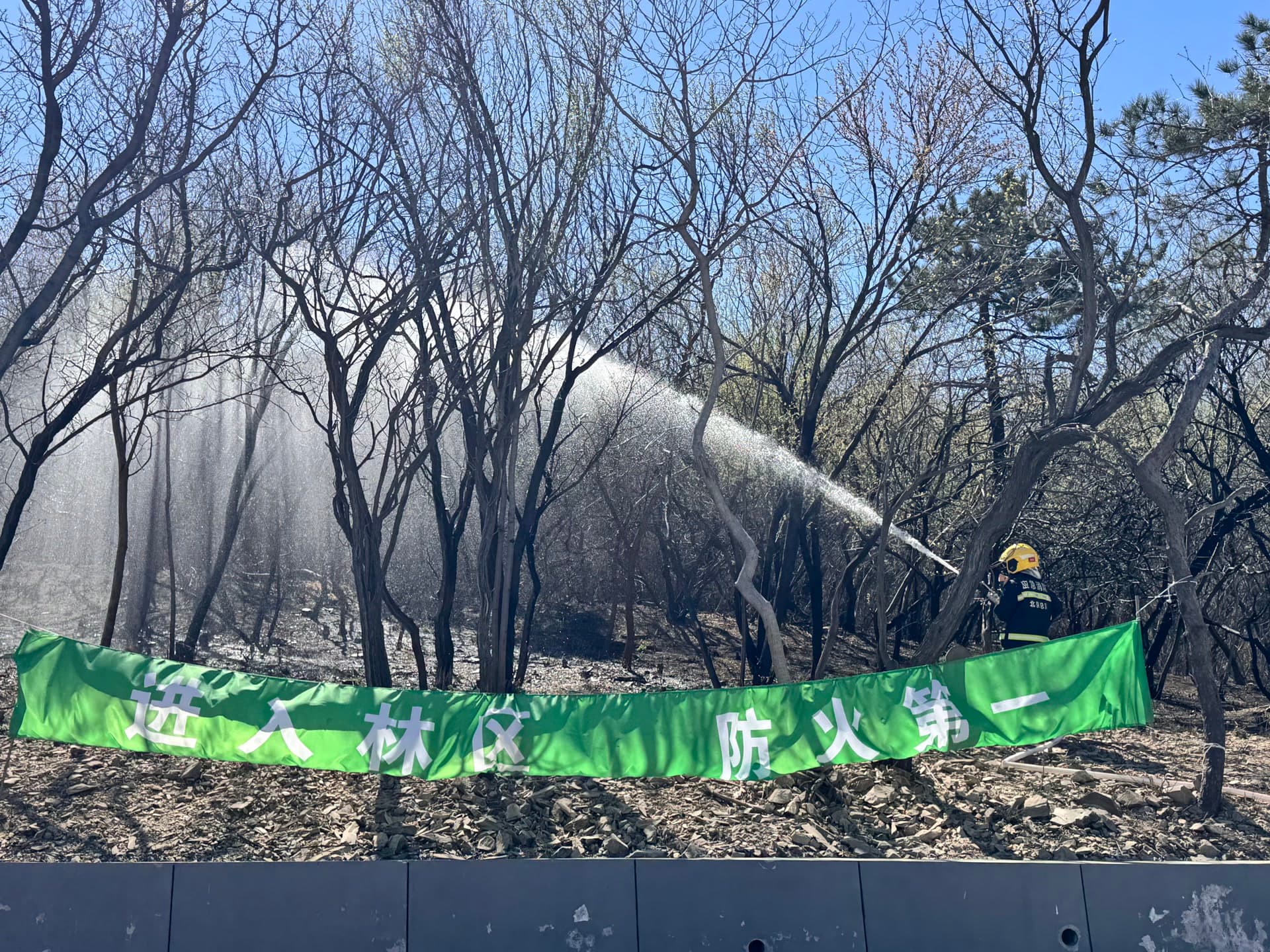 应对清明祭扫高峰日，北京消防部门全力保障市民祭扫安全