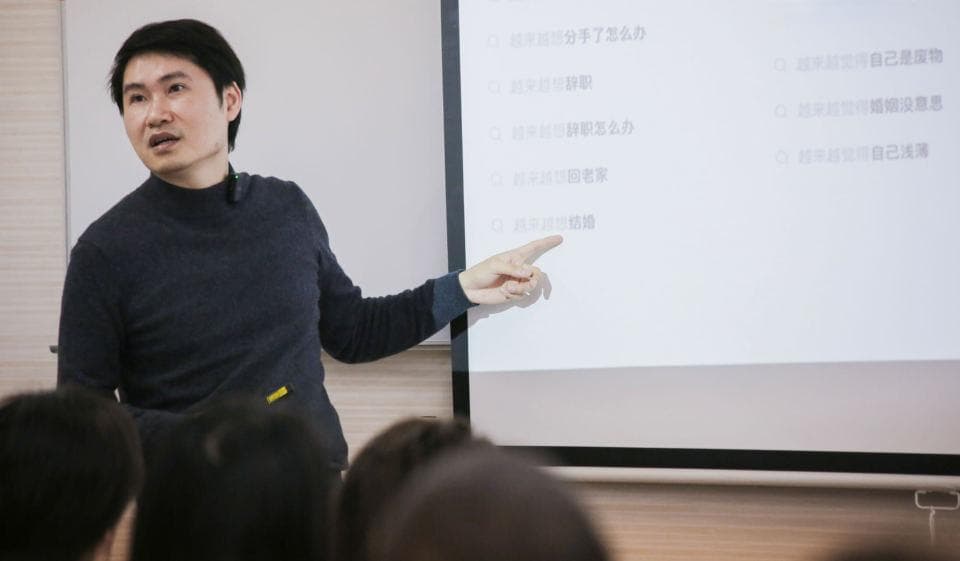 640首流行歌里的她：忙“恋爱”的女性开始忙“搞钱”
