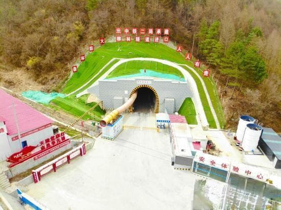 甘肃天陇铁路柳林隧道正洞掘进破万米大关