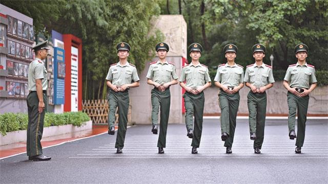 国旗班战士的故事：伤痕、汗水与泪水铸就的忠诚
