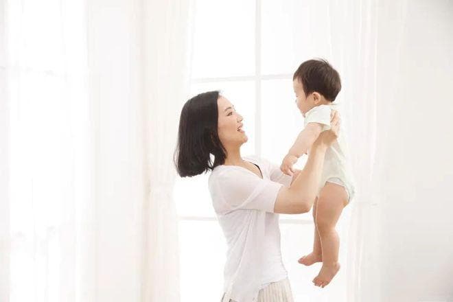 小宝宝抱多久才合适？拥抱时长有讲究，新手爸妈必看指南！