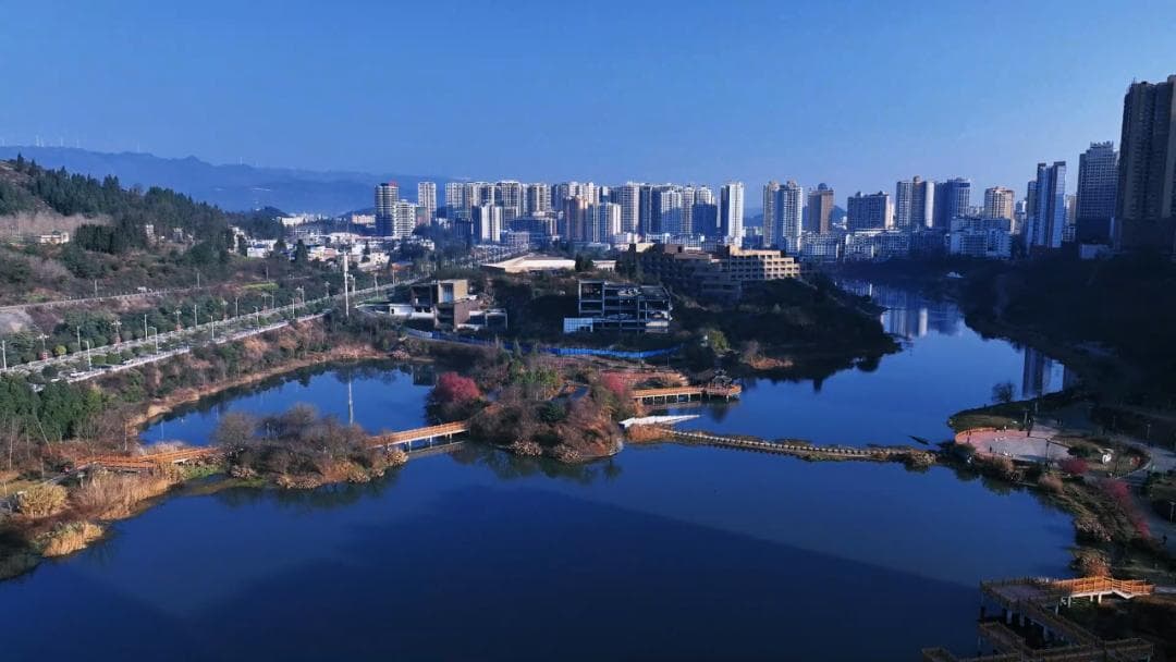 春游贵州丨盘州南湖公园：红梅绽放报春来