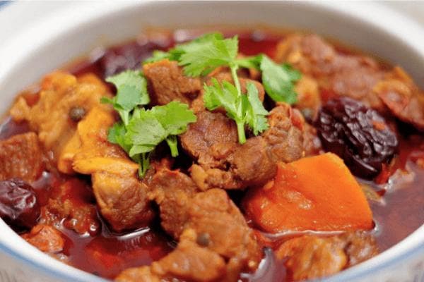 红焖羊肉，不仅是一道美味的家常菜，更是心里面的一抹温暖