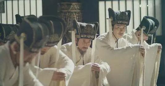 为什么丧葬要披白色孝服？