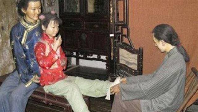 中国最后的裹脚女性：15岁凭“三寸金莲”嫁入豪门，丈夫喜欢得紧