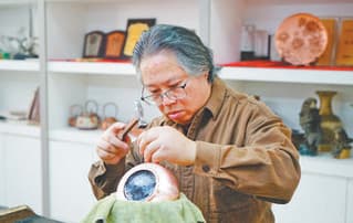 以錾作笔 镌铜入画：国家级非遗传承人黄俊军的錾刻艺术