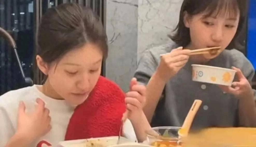 赵露思生病事件深度剖析：娱乐圈光鲜背后的身心健康警钟与人性光辉