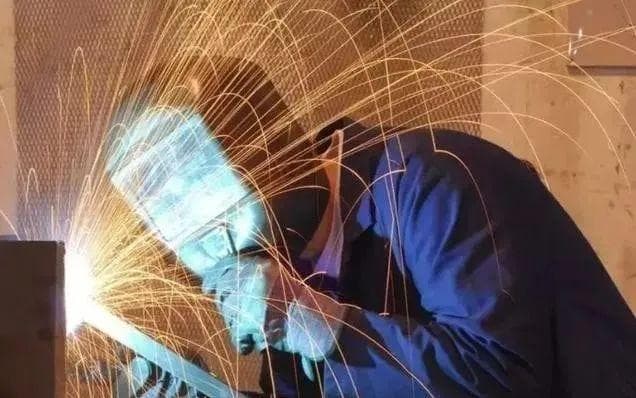 特殊工种可以提前退休，电工符合条件吗？