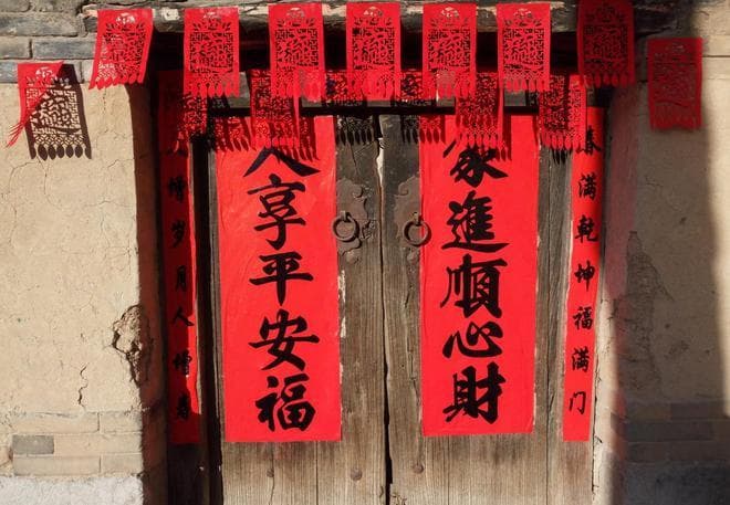 春节贴春联的讲究：旧春联如何处理才吉利，新春联又该如何贴？