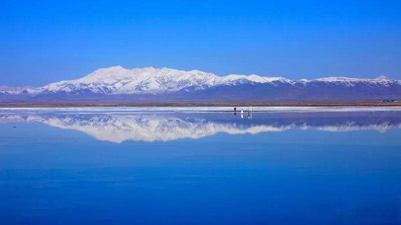 “天空之镜号”旅游专列开通 直达茶卡盐湖景区