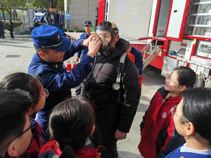 戴VR眼镜排隐患，上地震体验车学逃生，用AI沉浸式安全教育|新学期新气象