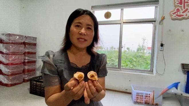 初选、腌制、蒸煮……工序满满的麻酱鸡蛋是怎么腌出来的？
