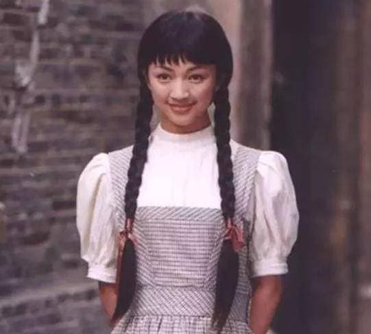 姐妹俩同嫁一人，为抚养姐姐孩子妹妹终生不育，孩子长大后很有名