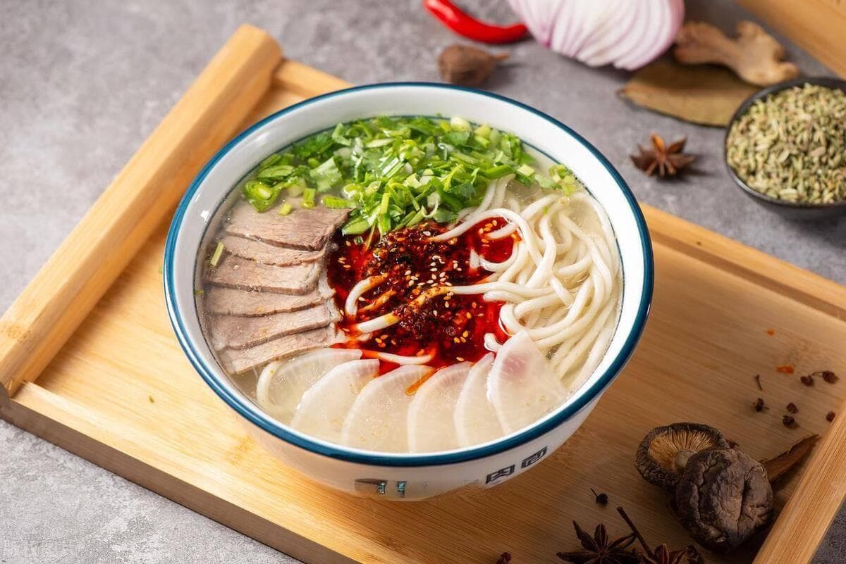 清汤牛肉面的家常做法，鲜美的汤底和嫩滑的面条，简单易学