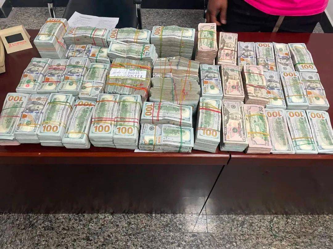 行李箱装着180万元美金，未申报！广州海关查获一旅客违规携带超量货币入境