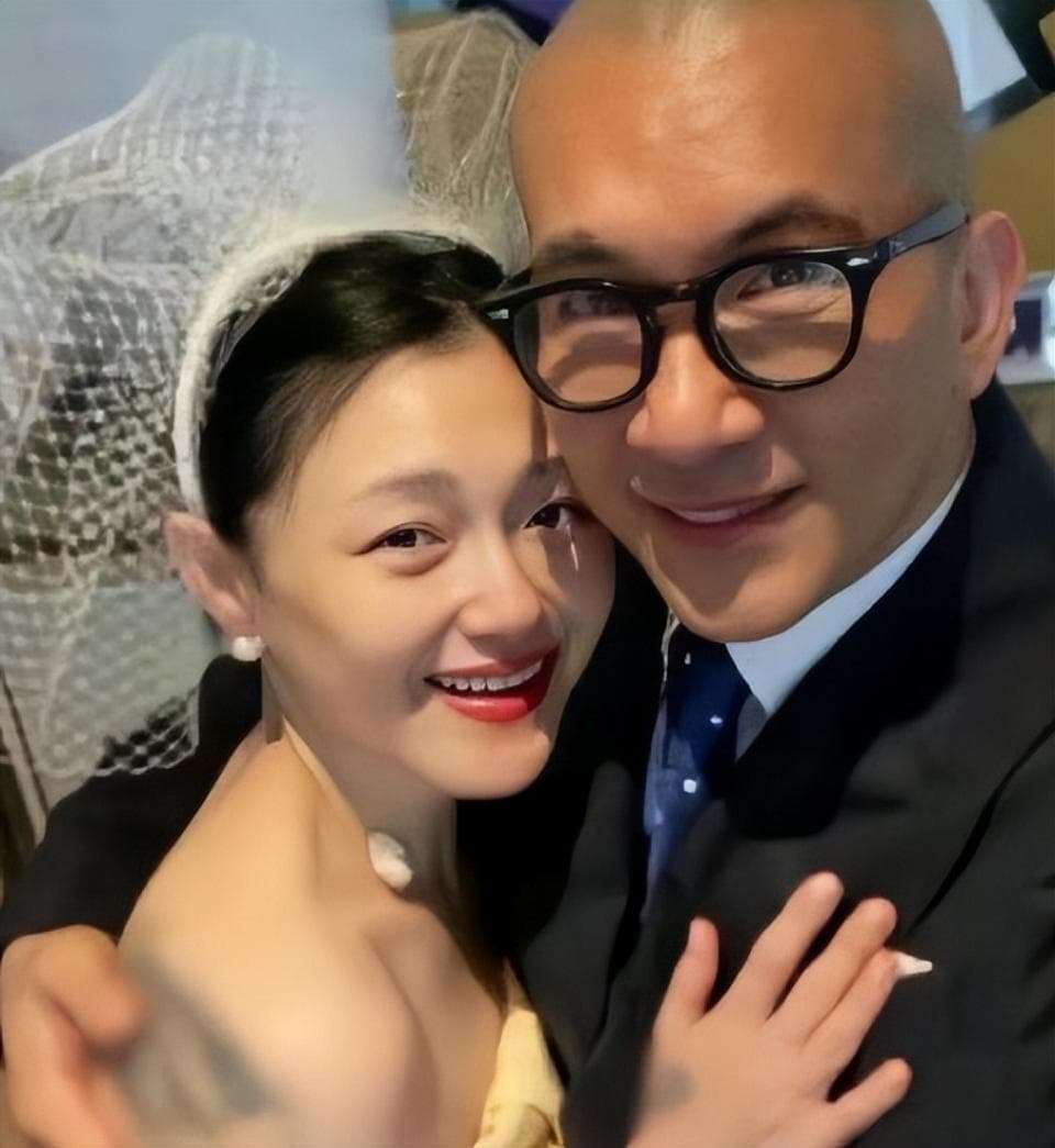大S具俊晔烤肉店送签名照引发关注，夫妻俩开启创业新篇章