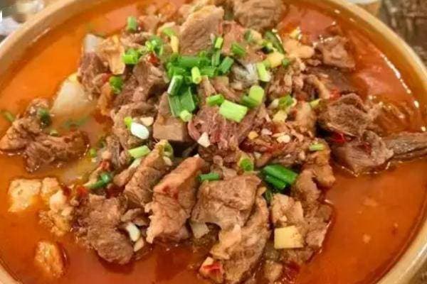 炖牛肉，作为一道家常菜，能在寒冷的季节里带来一份温暖的滋味