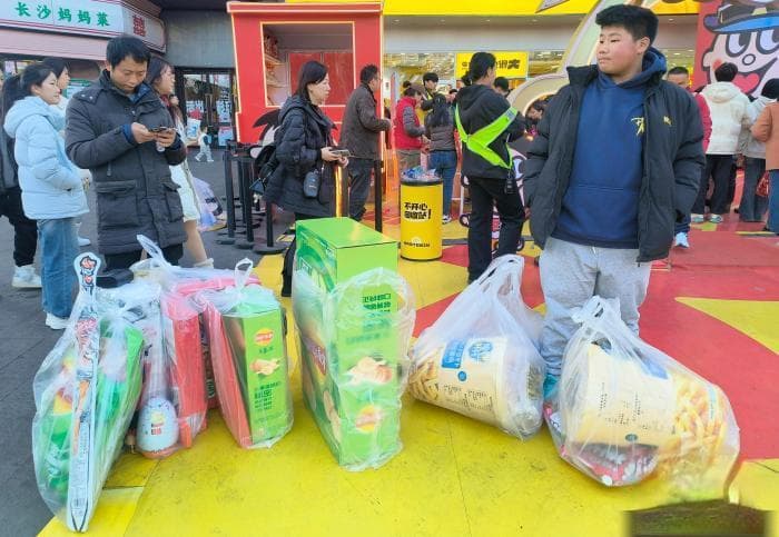 中国年轻人乐为情绪买单 “快乐经济”成消费新动力