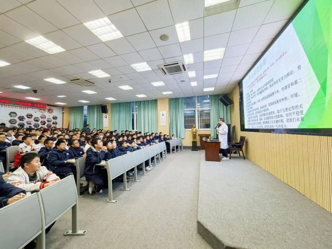株洲市外国语学校举办青春期健康讲座，专家详解生理变化与心理调适