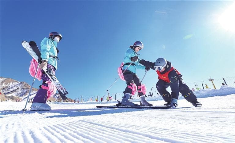 张掖：欢乐冰雪季点燃冬日热情