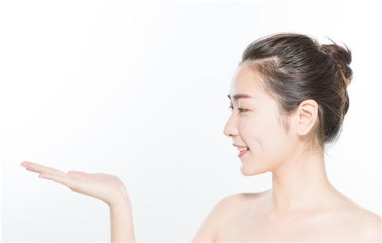 定妆喷雾使用指南：在粉饼前用还是后用？