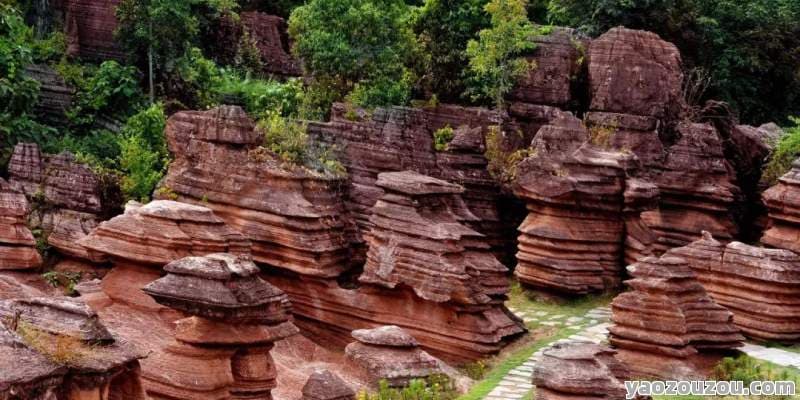 云南红石林国家地质公园：自然奇观与民族文化交融的旅游胜地