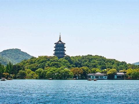 西湖旅游攻略：杭州最美景点的自然魅力