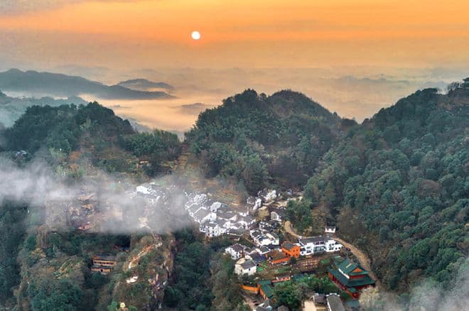 黄山往南40公里的齐云山堪称“平替”，少一份喧嚣却多一份禅意