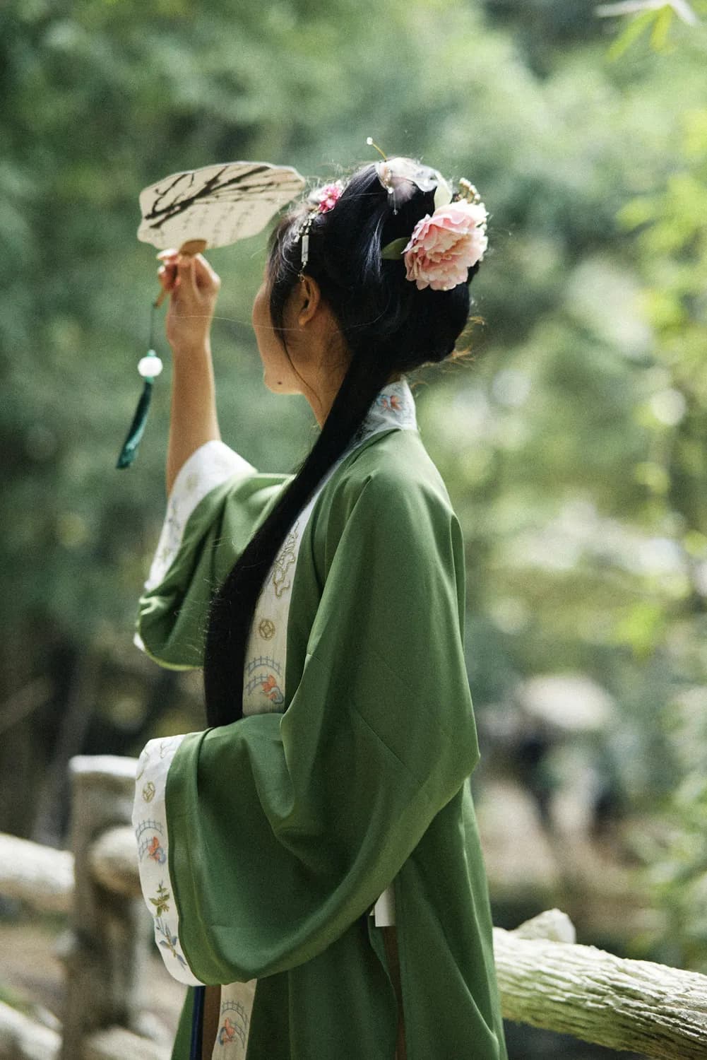 八字解析：土旺缺水木弱，如何发挥优势改善运势？
