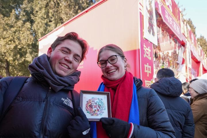 春节文化魅力吸引越来越多外国人 “中国年”日渐成为世界节日