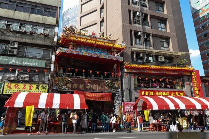 大年初四“迎财神”　台北民众为龙年“讨彩头”