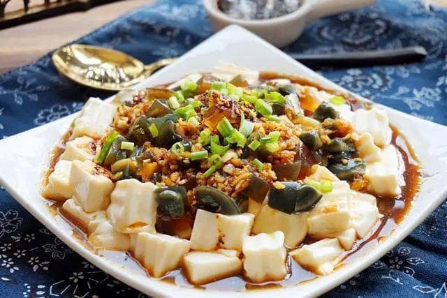 皮蛋豆腐的做法，传统与创新，哪种皮蛋豆腐更合你口味？