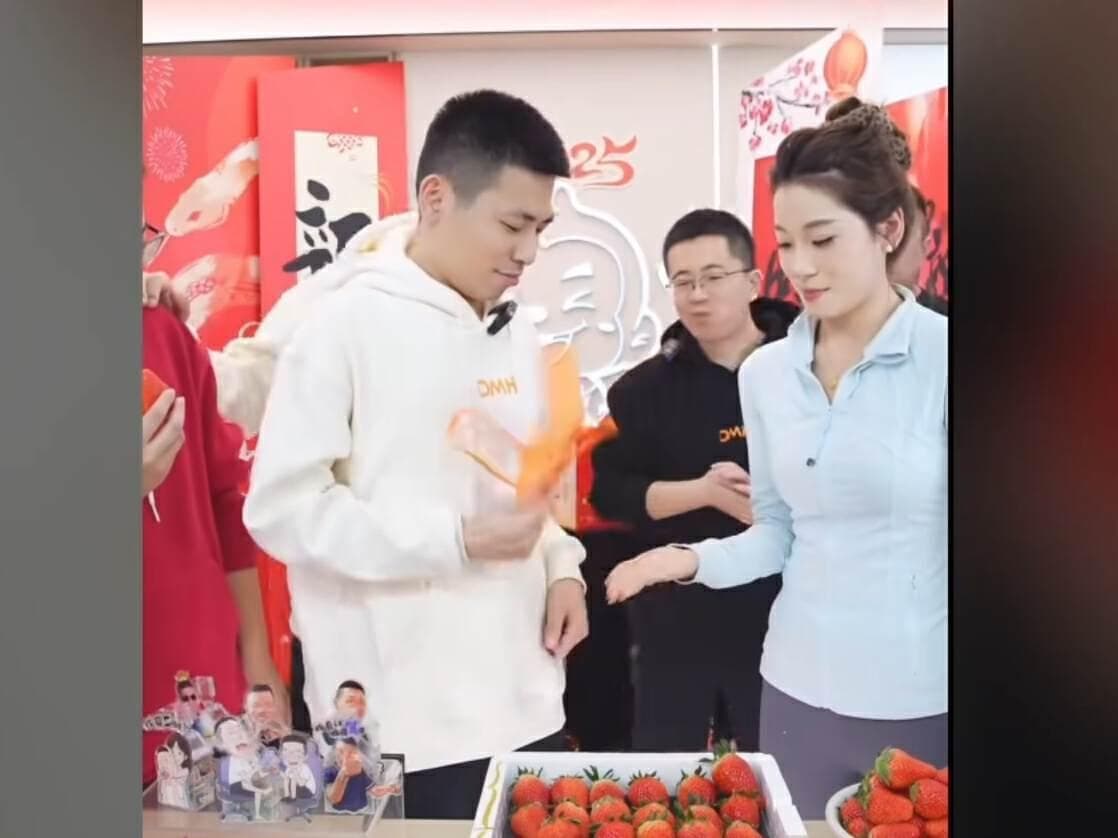 旭旭宝宝为何能在DNF热度低迷时逆流而上？揭秘他的直播与带货双丰收秘诀