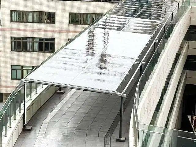 节能降碳！杨浦区中心医院连廊披上“光伏外衣”
