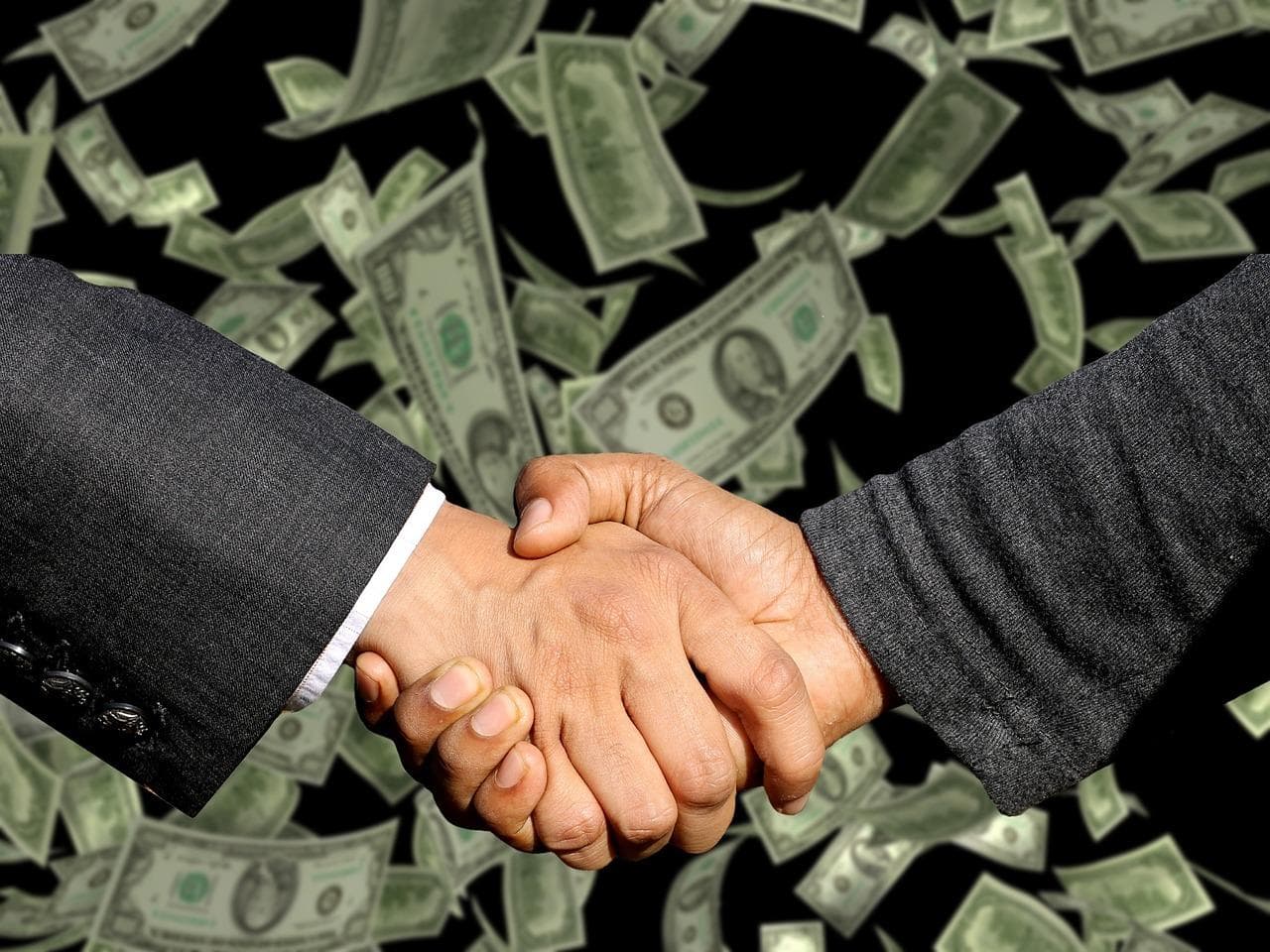谁在收割DeepSeek的第一桶金？卖课1周赚50万，鼠标单日销售额近百万