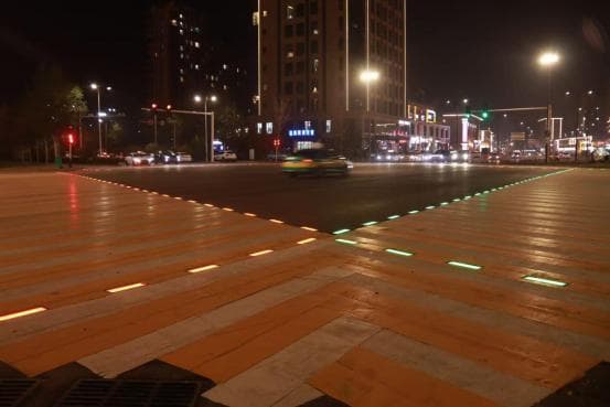 宁夏贺兰：智慧斑马线点亮夜间行人安全路
