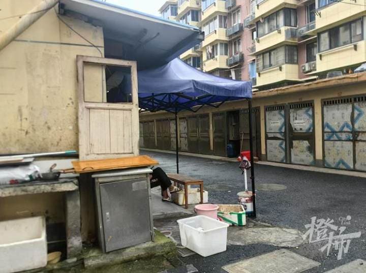 小区里有人在自行车库内饲养活禽并售卖，未经检疫过的家禽你敢买吗？