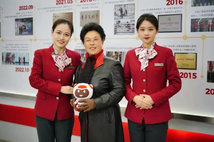 揭秘地铁值班站长的一天：车站里的“全能管家”